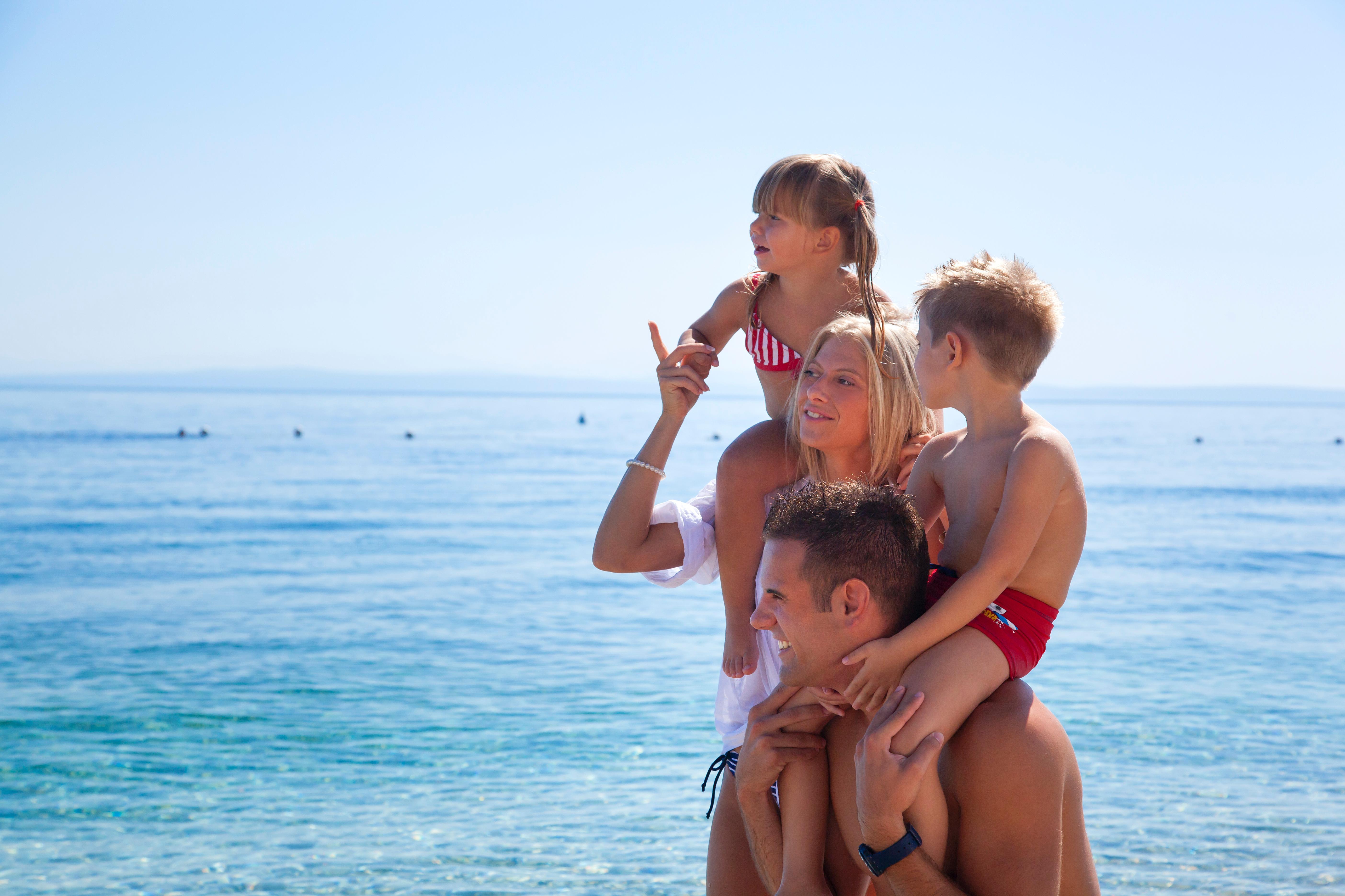 Remisens Hotel Metropol Portoroz Exterior foto Family on the beach