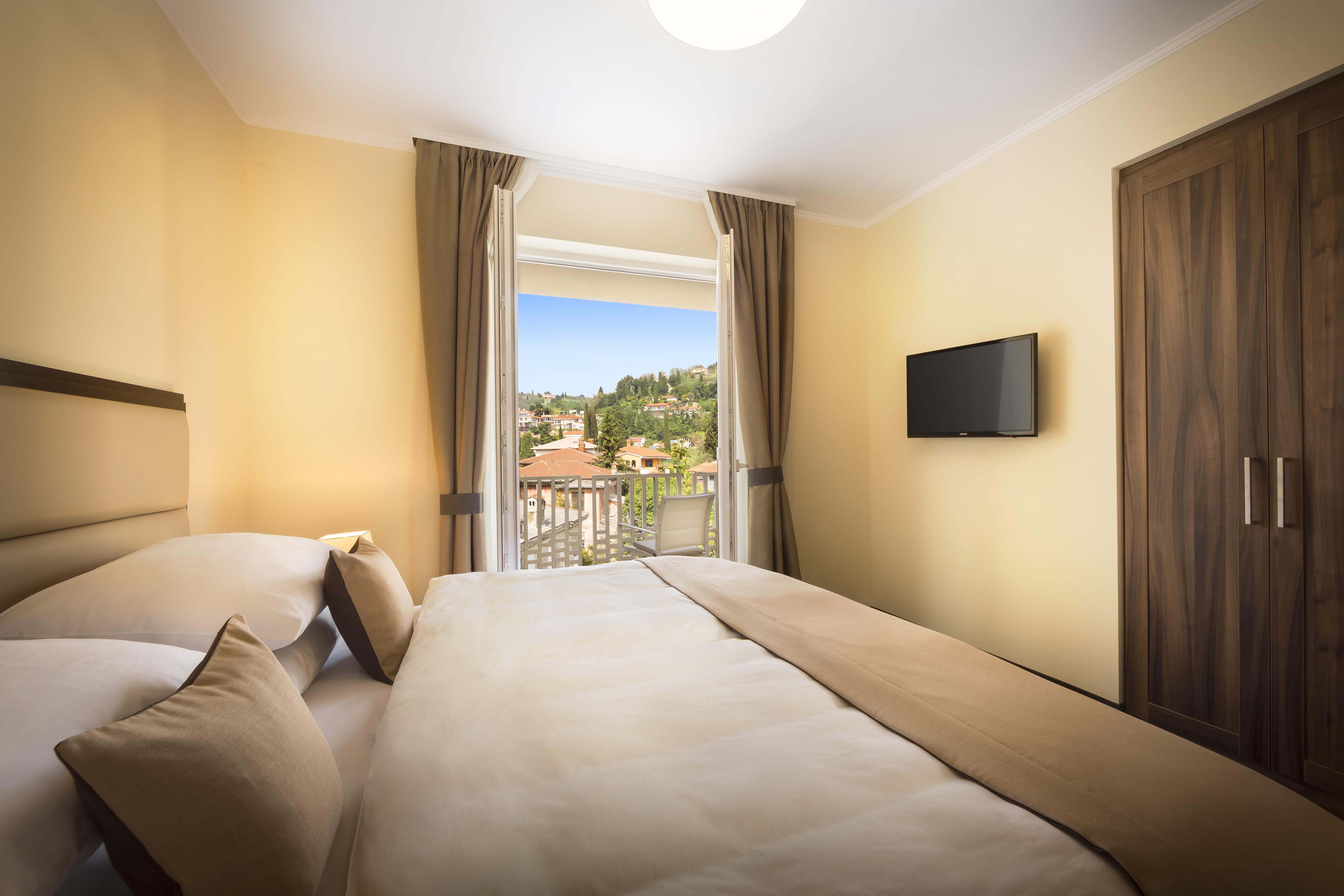 Remisens Hotel Metropol Portoroz Exterior foto A bedroom at the hotel