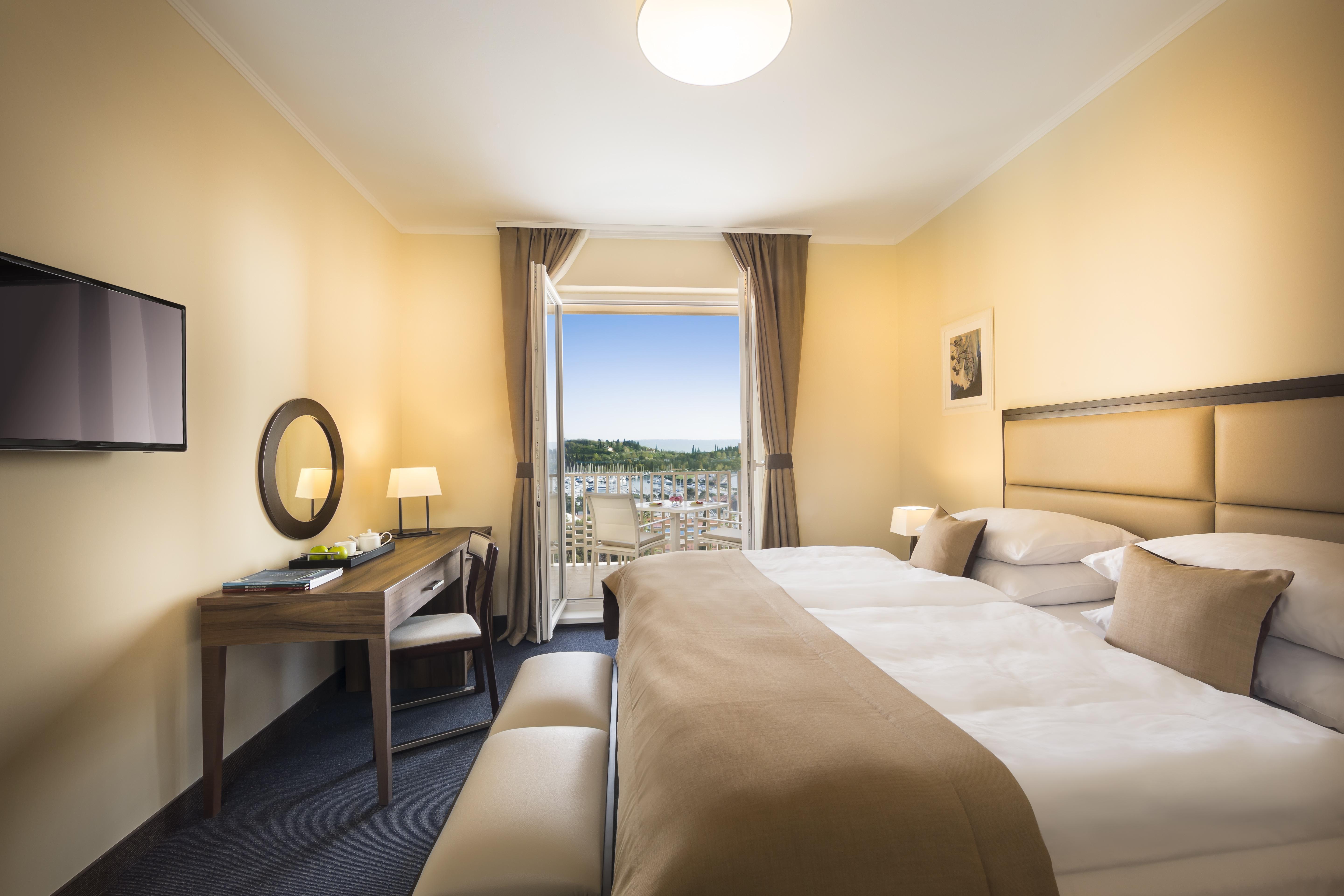 Remisens Hotel Metropol Portoroz Exterior foto A typical room at the hotel