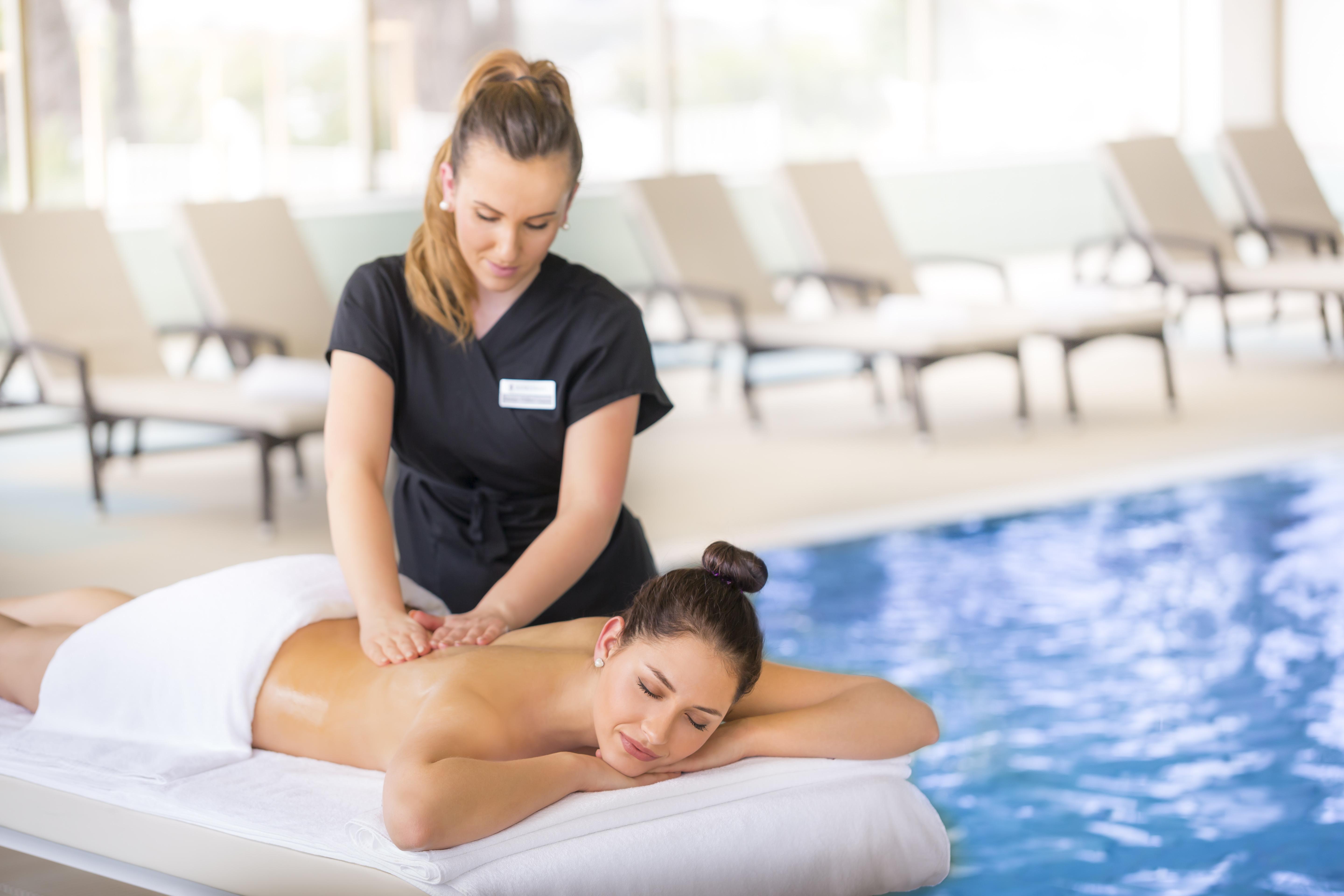 Remisens Hotel Metropol Portoroz Exterior foto Massage therapist working on a woman's back