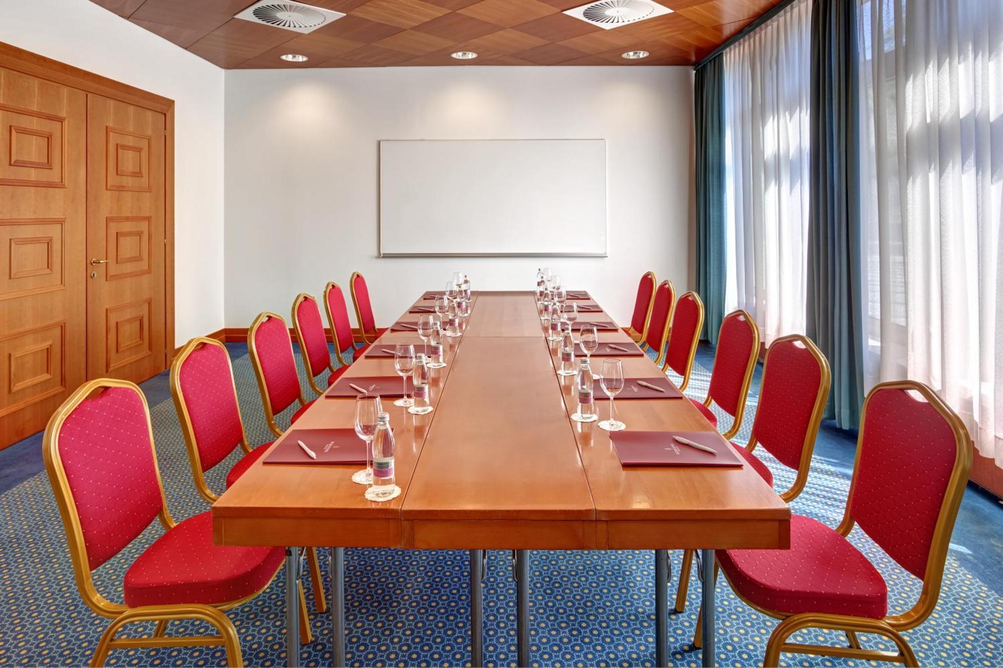 Remisens Hotel Metropol Portoroz Exterior foto A typical boardroom