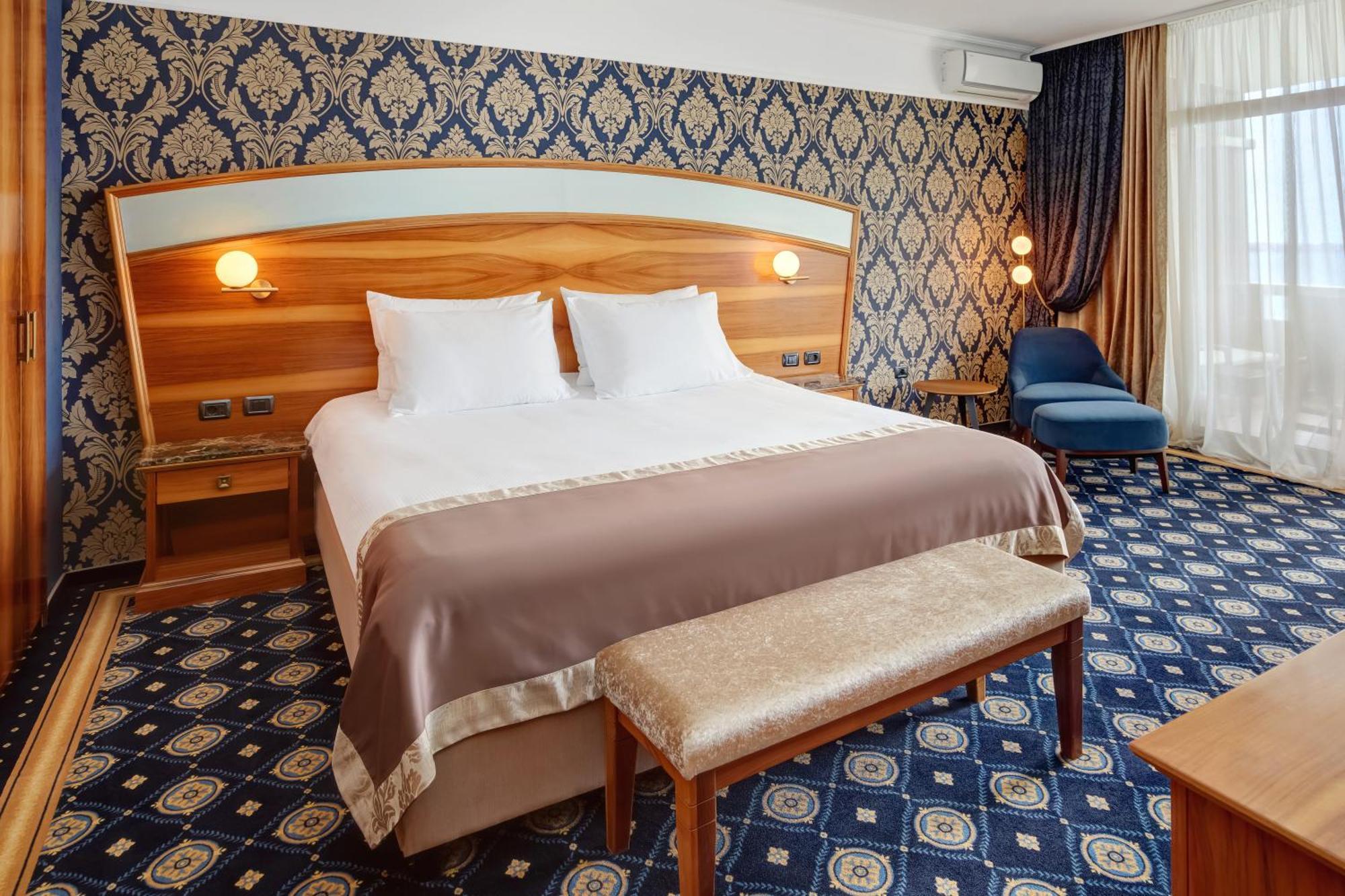 Remisens Hotel Metropol Portoroz Exterior foto A bedroom in a hotel